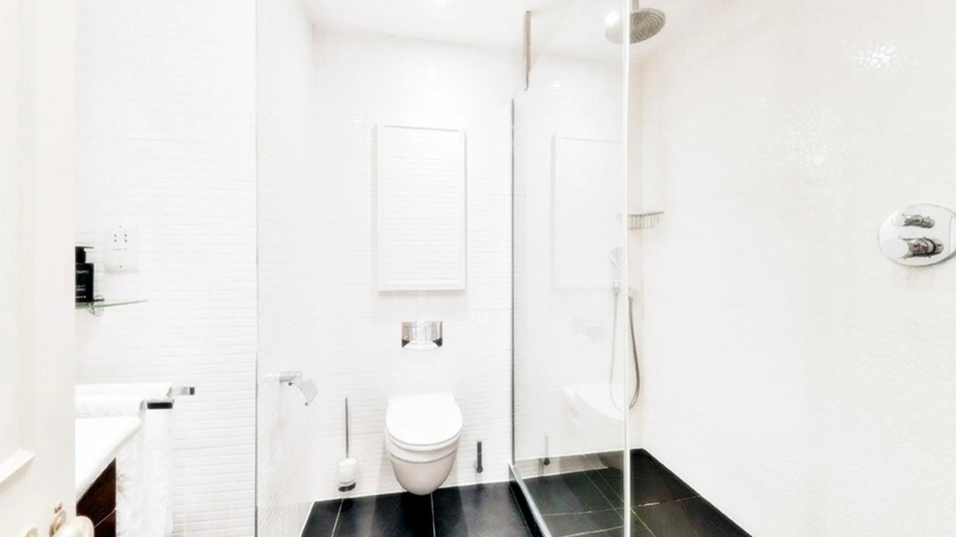 Apartment Well-Maintained 4-Bedroom Flat With Full Amenities London