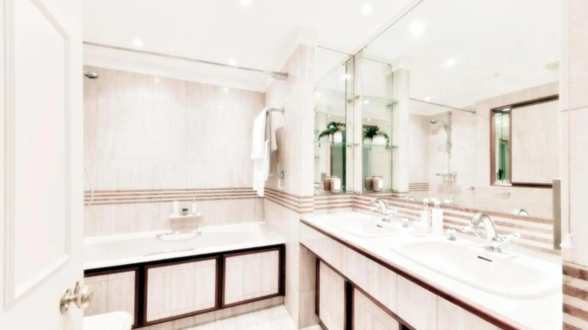 Well-Maintained 4-Bedroom Flat With Full Amenities London 0*,