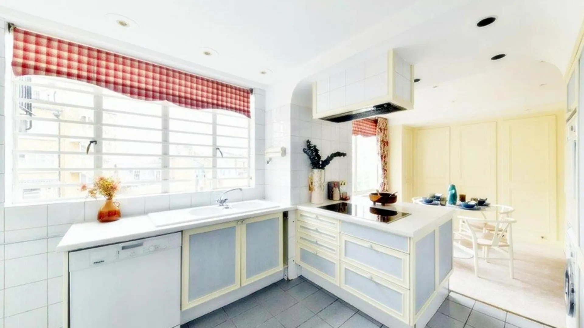 Well-Maintained 4-Bedroom Flat With Full Amenities London Apartment