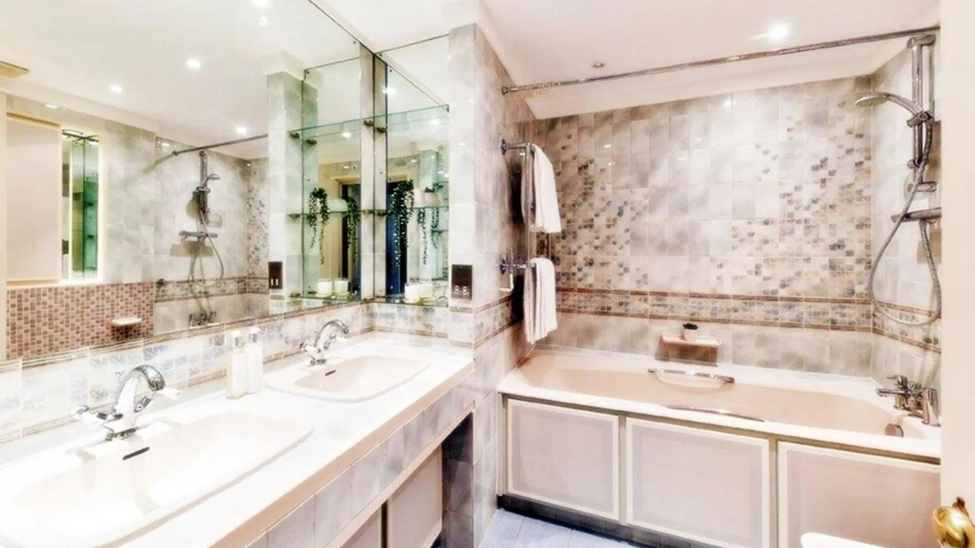 Well-Maintained 4-Bedroom Flat With Full Amenities London Apartment